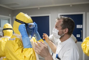 Change-en-15-etapes-pour-les-chambres-de-haut-isolement-scaled